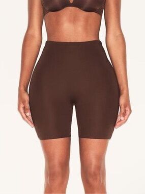 SKIMS Body Hip Padded Shaping/Enhancing Mid Thigh Shorts